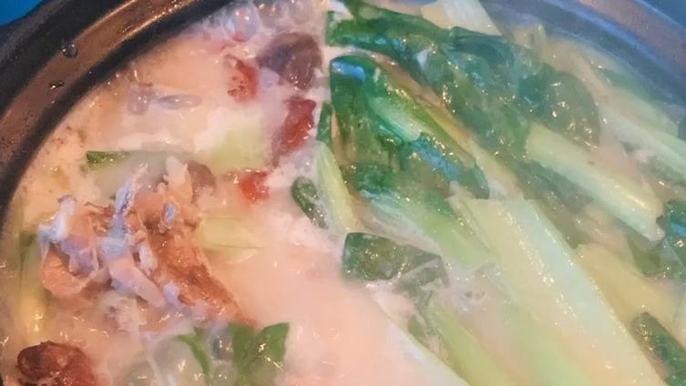 #祈福2020# 我炖了两个小时的鸭架汤马上好了,来一碗吧  ㊗女生们节日快乐,漂亮 健康